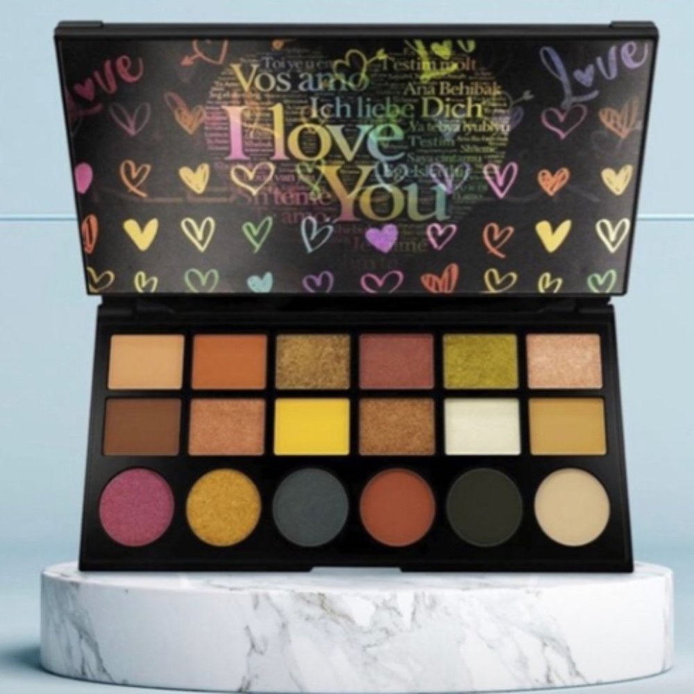 eyeshadow palette Multi finishes Rich pigmentation
